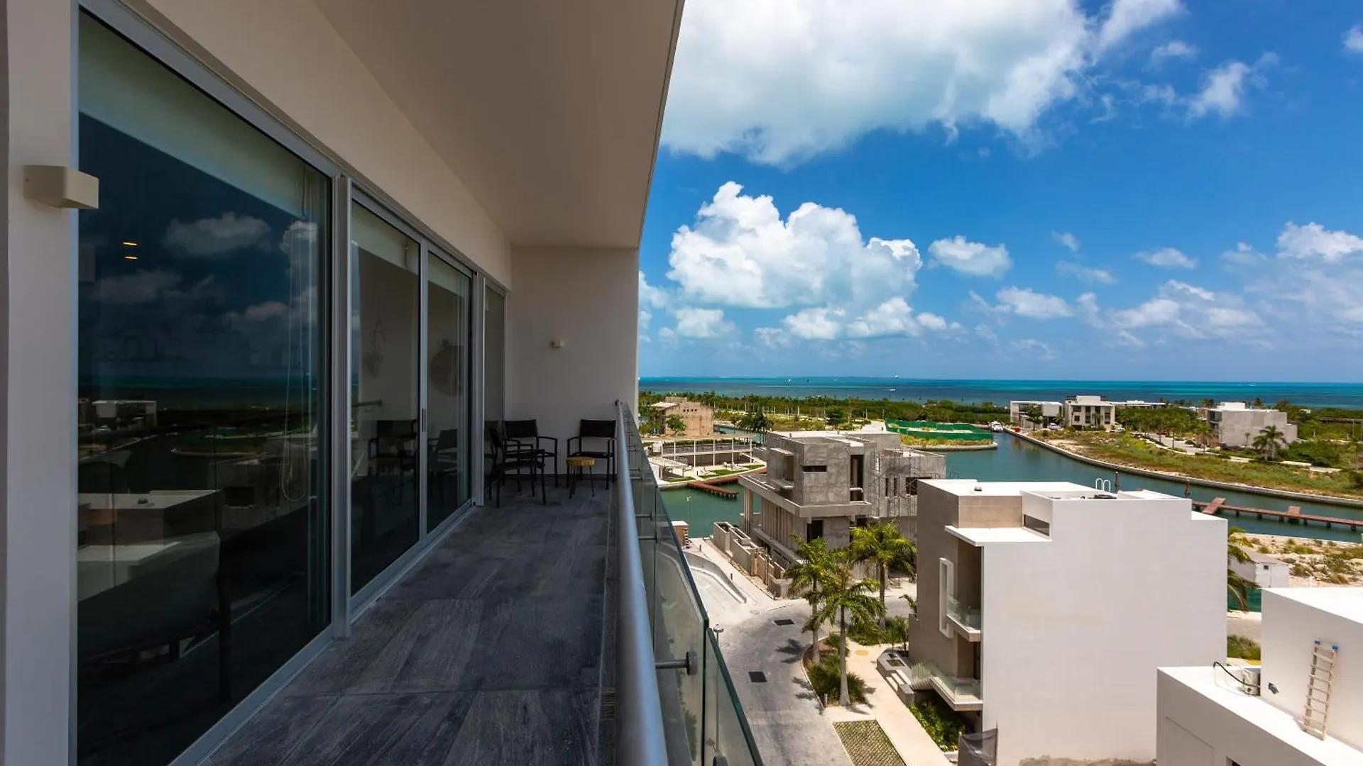 Ocean View Condo - Beach, Pool & Jacuzzi! Cancún Appartement