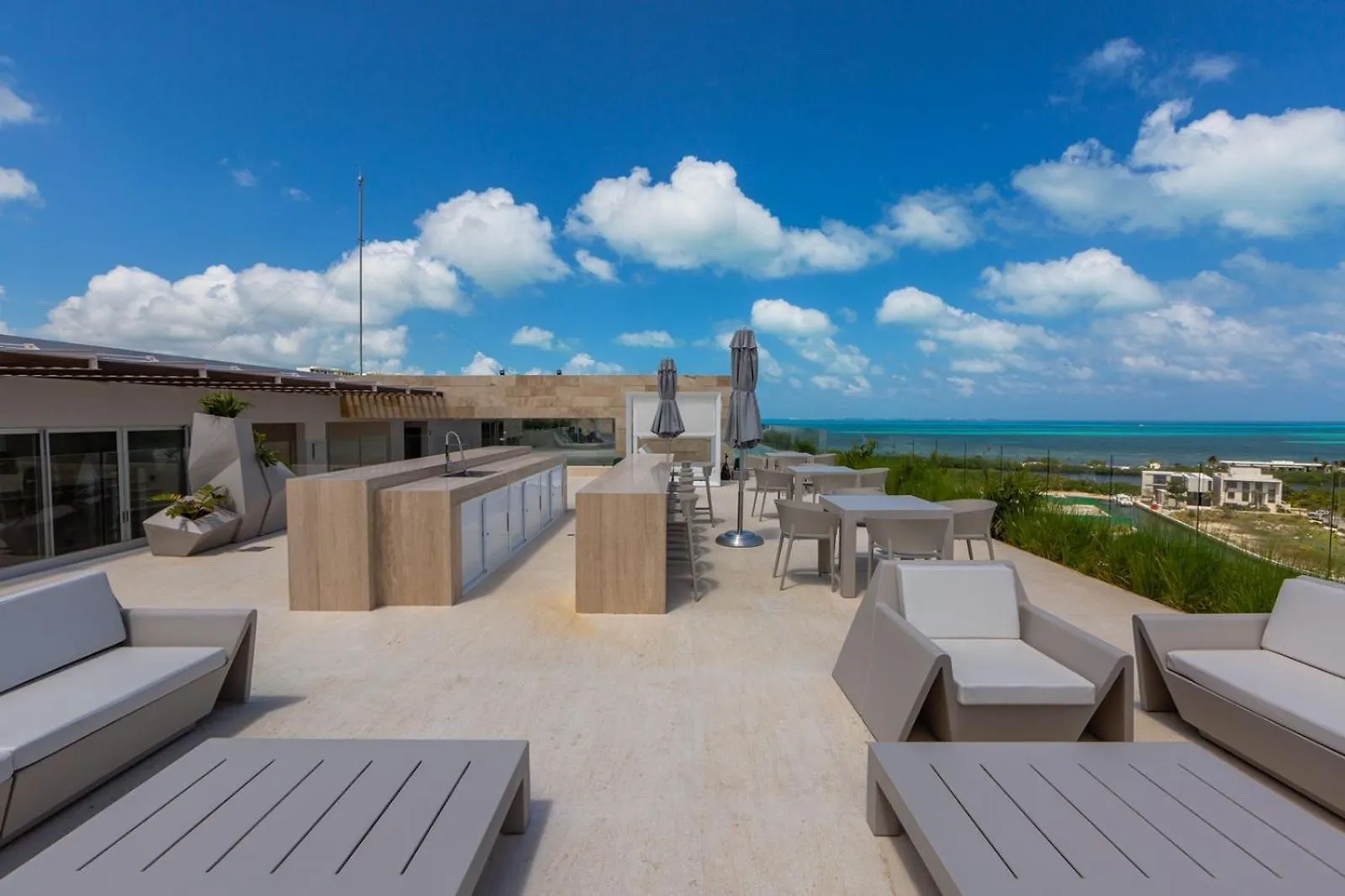 Ocean View Condo - Beach, Pool & Jacuzzi! Cancún