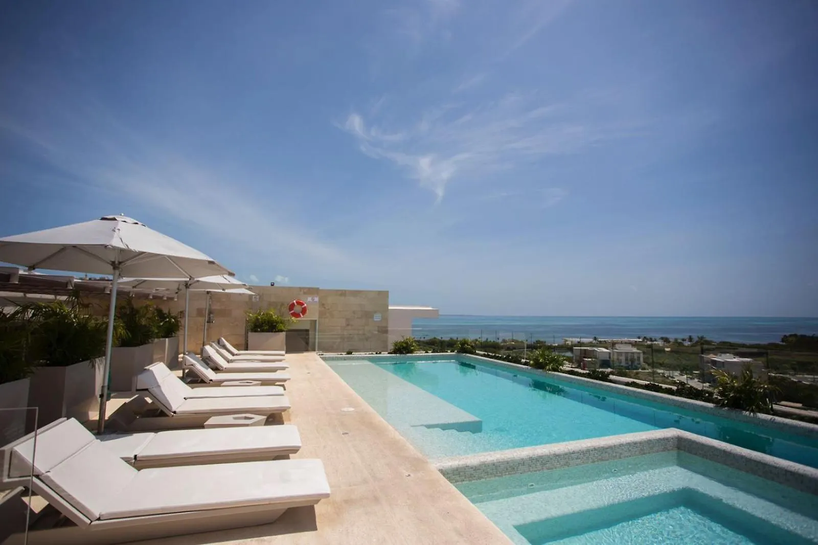 Ocean View Condo - Beach, Pool & Jacuzzi! Cancún